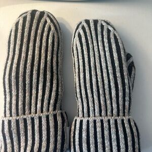 Lululemon fleece mittens